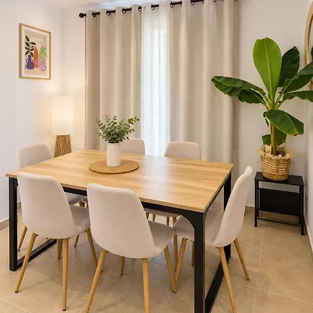 Duplex climatisé 2 chambres avec jardin et parking, gare et centre à pied
