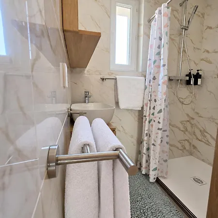 Duplex climatisé 2 chambres avec jardin et parking, gare et centre à pied *