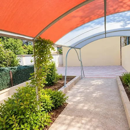 Duplex climatisé 2 chambres avec jardin et parking, gare et centre à pied Сasa de vacaciones